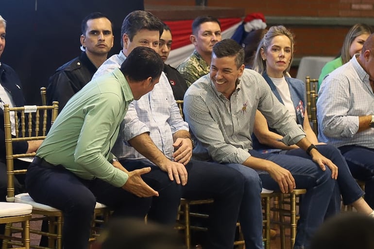 El ministro de Agricultura y Ganadería, Carlos Giménez consersa con el presidente de la Repúblcia, Santiago Peña, junto al ministro de Industria y Comercio, Javier Giménez, en el encuentro con productores agrícolas, en Colonias Unidas, el viernes último.