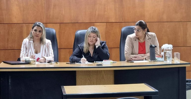 Juezas Ana Rodríguez (izq.), Elsa García y Cándida Fleitas integran el Tribunal de Sentencia Especializado en Delitos Económicos a cargo de la causa.