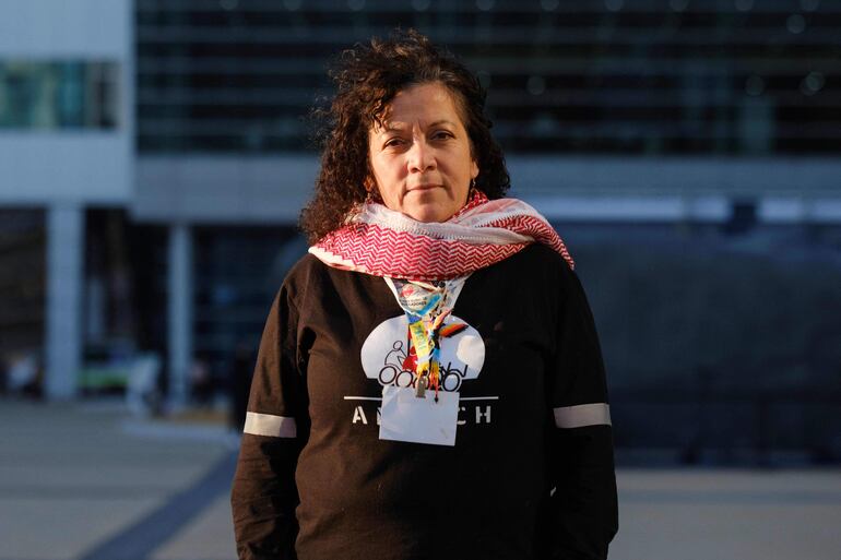 Maria Soledad Mella Vidal, 54, chilena, posa frente al centro de convenciones Bexco en Busan, donde se están llevando a cabo negociaciones internacionales sobre un tratado vinculante contra la contaminación por plásticos.