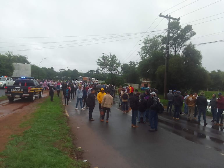 Imagen de una de las movilizaciones realizadas por los colonos de la zona que reclaman la construcción de asfaltado en el distrito de Guayaybí y Yrybucuá