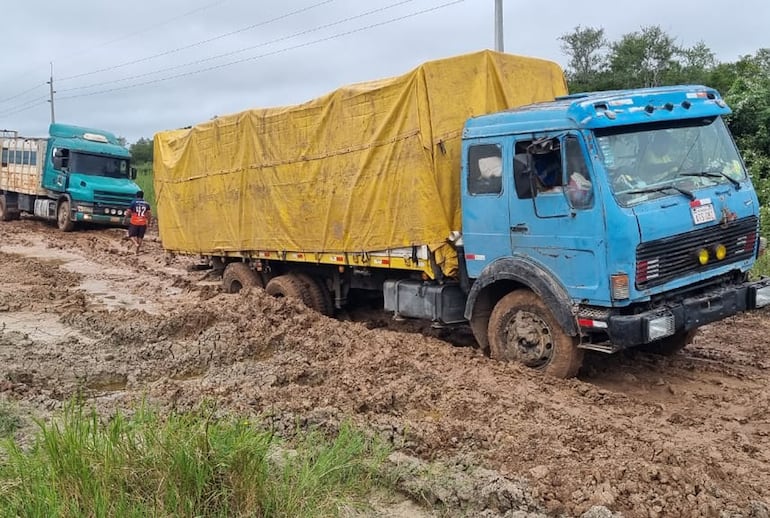 Las precarias reparaciones de los caminos ocasionan todo tipo de inconvenientes a los conductores que transitan por la zona.