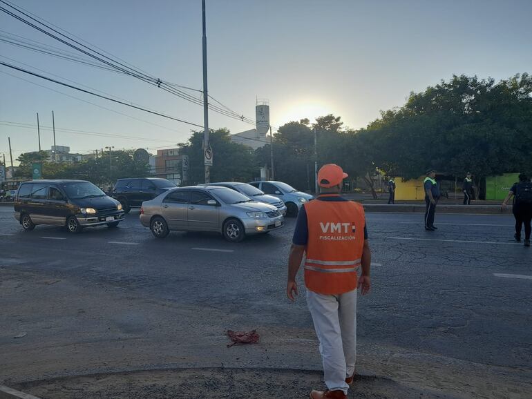 Funcionario del Viceministerio de Transporte controla el uso del carril exclusivo para buses.