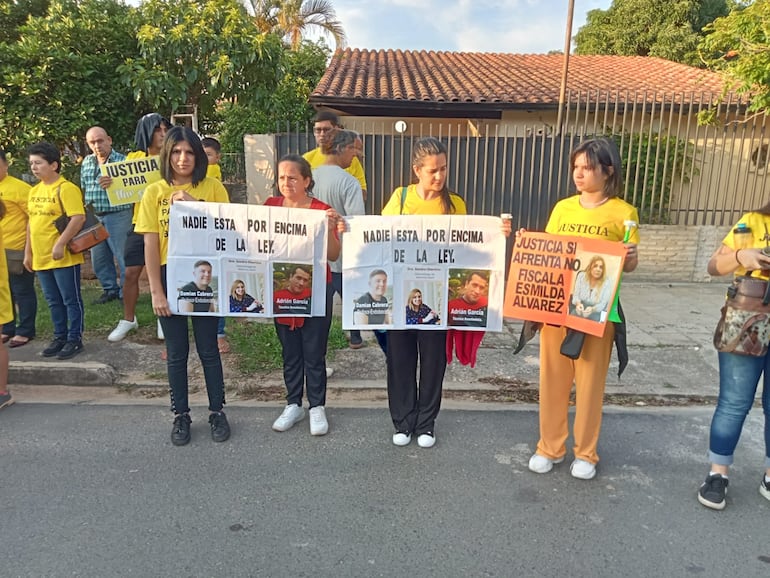 Manifestación de familiares y allegados de Thirza Portillo quienes exigen justicia para la niña que murió por la anestesia que le aplicaron en un consultorio odontológico.