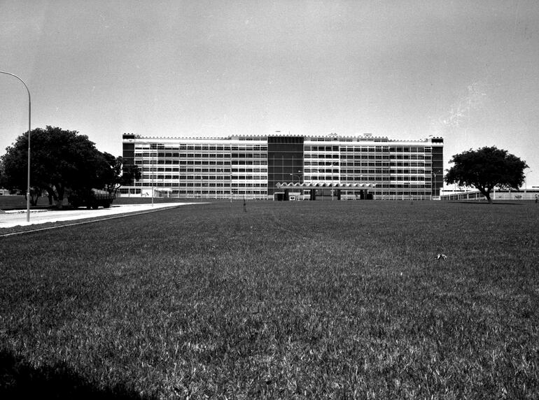 El Instituto de Previsión Social celebró su vigésimo séptimo aniversario el 18 de febrero de 1970. La entidad se había creado en 1943.