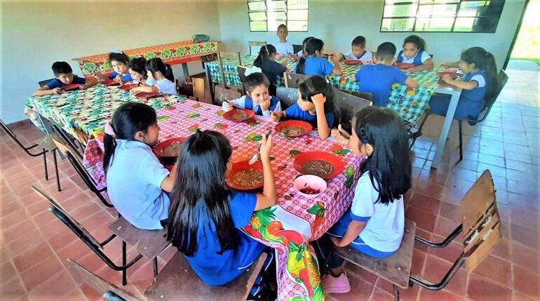 Niños de la escuela María Auxiliadora comparten el almuerzo en el comedor de la institución. Archivo.