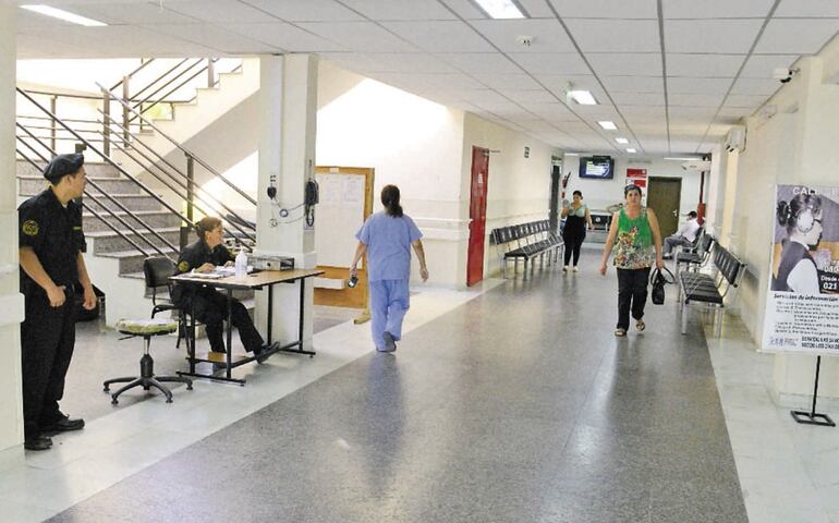 En el Hospital Geriátrico desde el 2012 está prohibido ir en zapatillas, shorts y  tomar tereré, y  los asegurados cumplen.