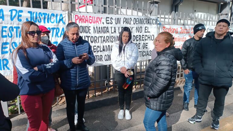 Reclaman que sus familiares recluidos en Emboscada están aislados.