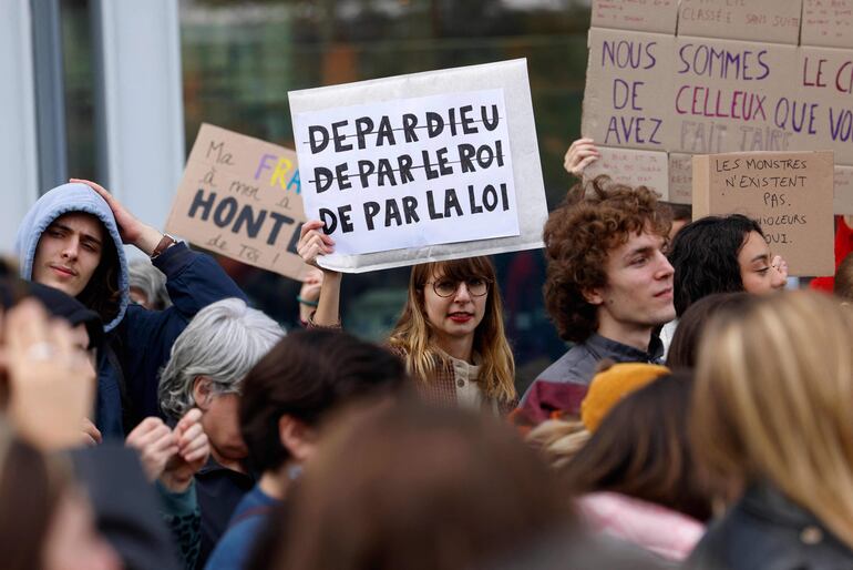 Manifestantes se hacen presente en la corte parisina, en el marco del juicio por agresión y abuso sexual que debe afrontar el actor francés Gérard Depardieu.