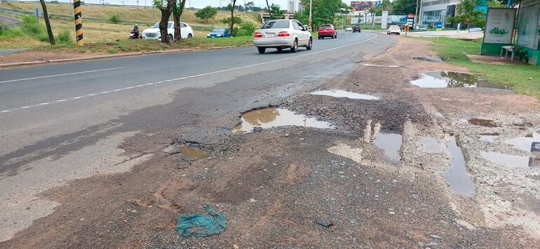  Banquina destrozada de la autopista Silvio Pettirossi en el punto de desvío hacia Tape Tuja con dirección al microcentro de Luque.