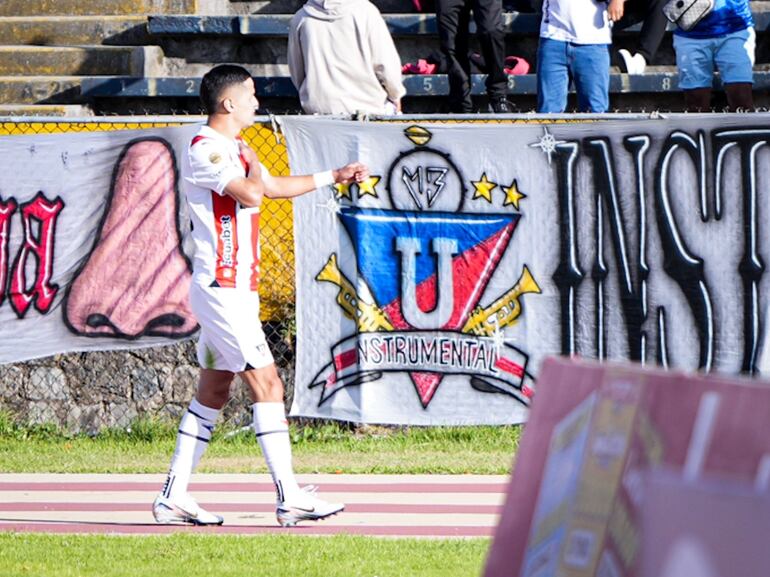 El paraguayo Alex Arce, futbolista de Liga de Quito, celebra un gol en el partido frente a la Universidad Católica por la fecha 14 de la Segunda Ronda de la Liga Pro 2024 de Ecuador.