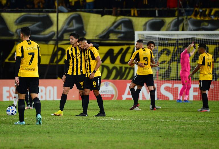 Los jugadores de Guaraní festejan el triunfo sobre Huracán y clasificación a los octavos de final de la Copa Sudamericana en el estadio Manuel Ferreira, en Asunción.
