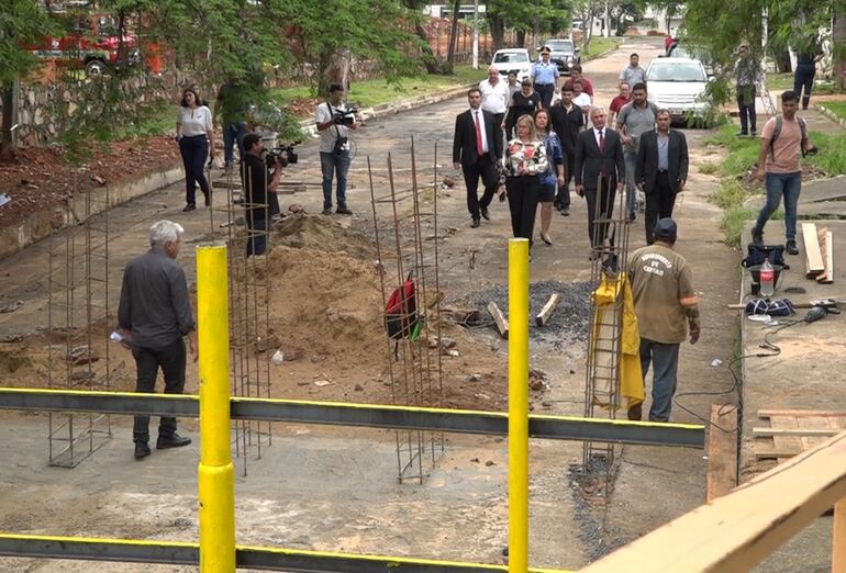 La fiscala, Gladys González, se constituyó en la zona de la tragedia, en donde la municipalidad instaló unas valles de protección y que fue muy cuestionada.