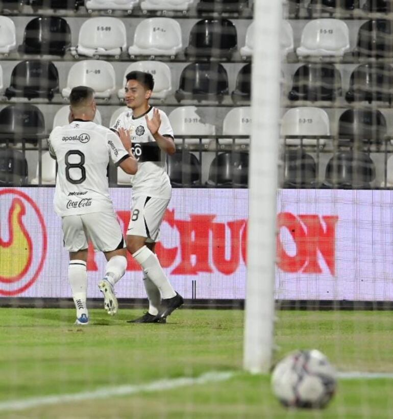 Celebración de Hugo Quintana y Sebastián Quintana tras el primer gol de Olimpia