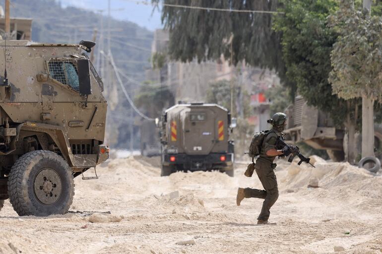 Un soldado israelí durante una incursión en un campo de refugiados este miércoles cerca de la localidad de Tulkarem, en Cisjordania ocupada.