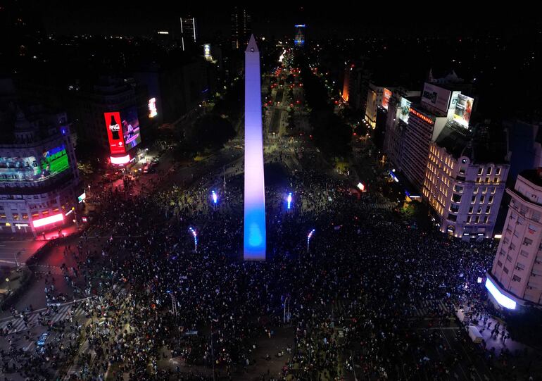 Vista aérea de aficionados argentinos celebrando después de que Argentina ganara la final de la Copa América 2024 entre Argentina y Colombia, en el Obelisco de Buenos Aires el 15 de julio de 2024.