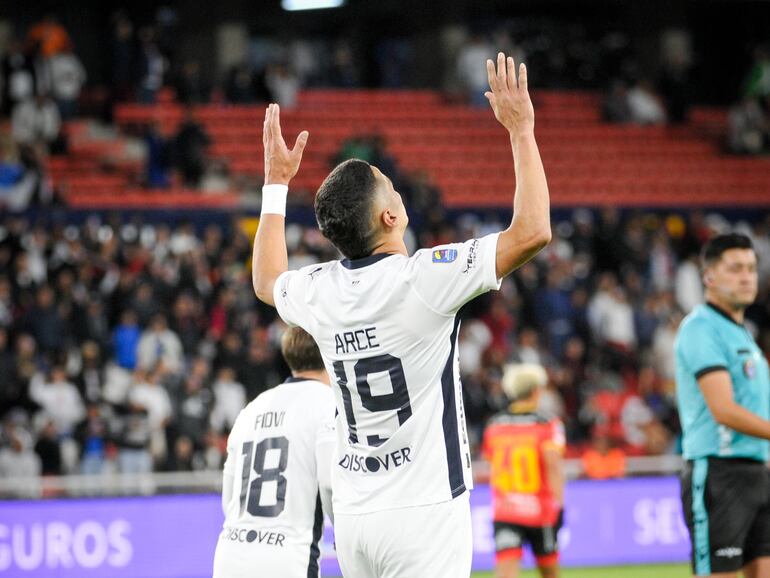 El paraguayo Alex Arce, futbolista de Liga de Quito, celebra un gol en el partido frente a Deportivo Cuenca por los octavos de final de la Copa Ecuador 2024 en el estadio Rodrigo Paz Delgado, en Quito, Ecuador.