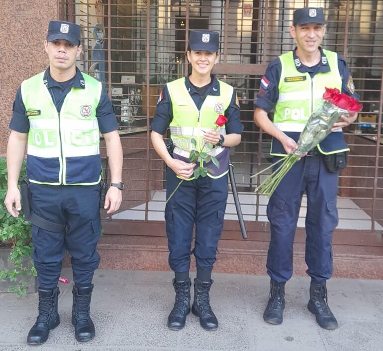 Policías de la Comisaría Tercera Metro salieron a repartir flores sobre la calle Palma, por el Día de la Primavera.