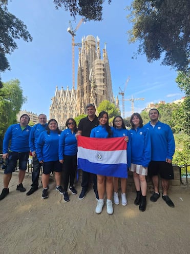 Equipo paraguayo de ajedrez que compite en el Open de Sants con miras a la 45ª Olimpiada.