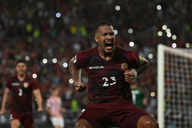 El atacante Salomón Rondón, futbolista de la selección de Venezuela, celebra un gol en el partido contra Paraguay por las Eliminatorias Sudamericanas al Mundial 2026 en el estadio Monumental de Maturín, en Maturín, Venezuela.