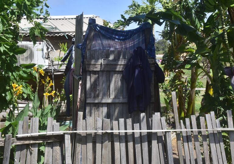 Este es el precario baño montado por la comunidad indígena. Piden al menos una ducha. Hace diez años claman viviendas, pero el Gobierno hace caso omiso.