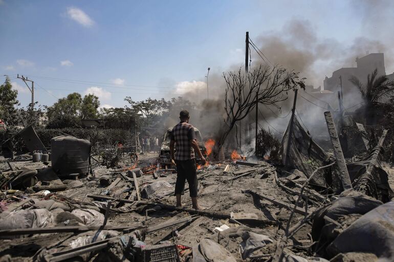 Palestinos inspeccionan la escena después de una incursión israelí contra las tiendas de campaña de los desplazados en la zona de Al-Mawasi de Khan Yunis, en el sur de la Franja de Gaza, el 13 de julio de 2024.