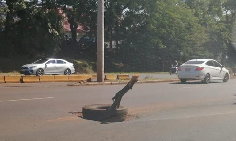 Los vecinos colocaron una señalización improvisada, pero al no resultar volvieron a retirar.