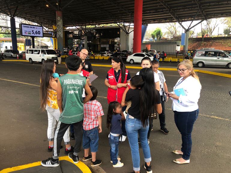 Durante los controles constataron que varios niños y adolescentes viajaban sin documentación para viaje. 