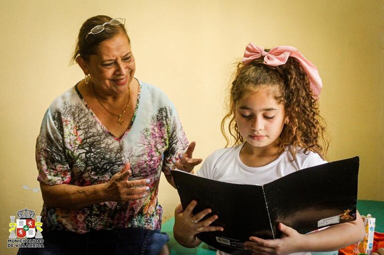 La célebre Marilyn Báez impartiendo clases de declamación.