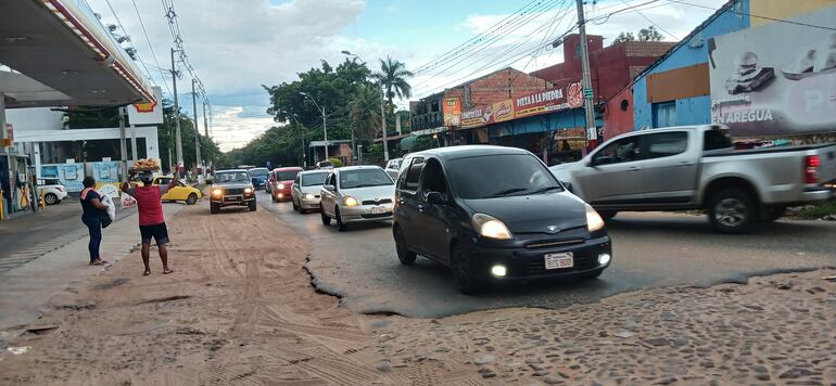 larga fila de autos en el atardecer