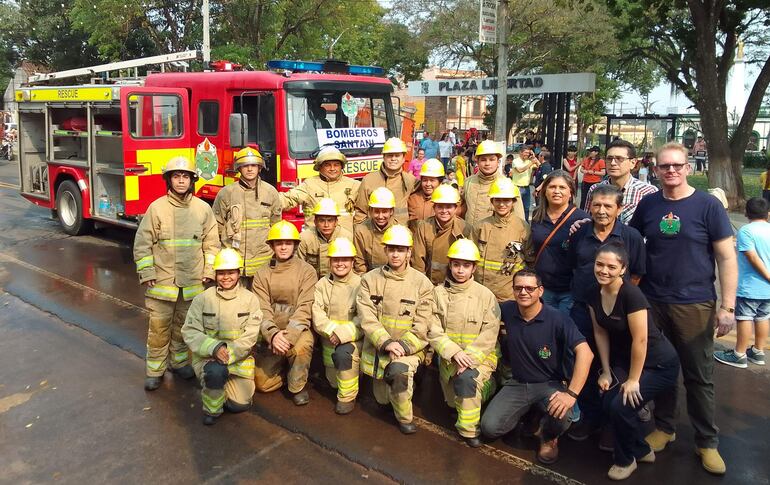 Los combatientes y miembros de la comisión directiva del Cuerpo de Bomberos Voluntarios posan frente al nuevo carro hidrante recibido en Santaní