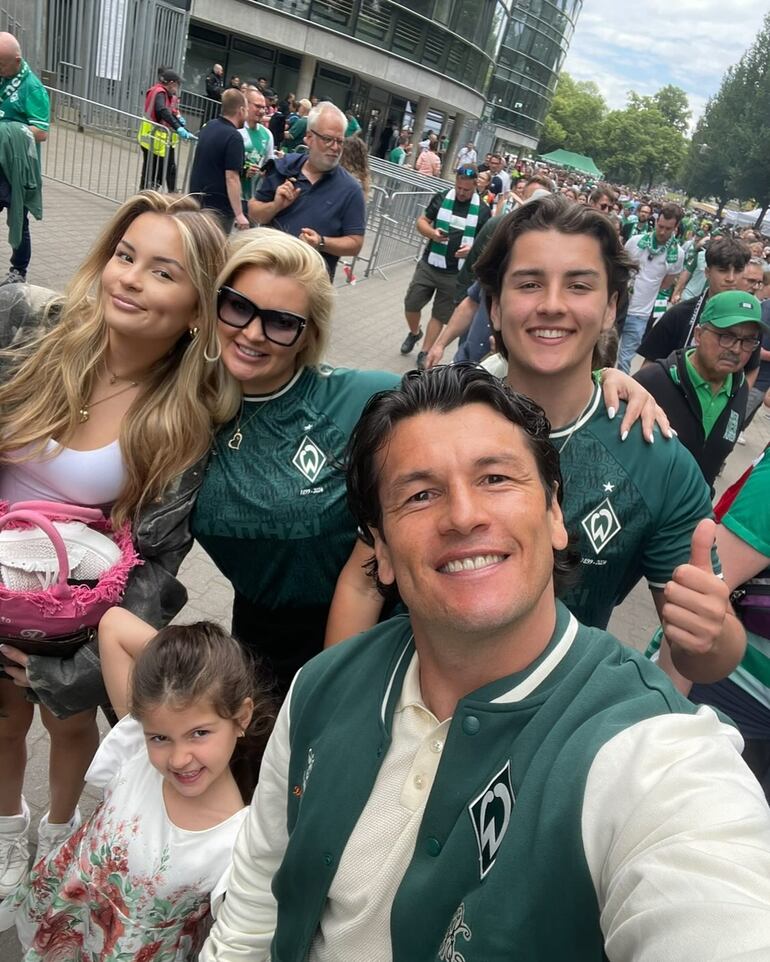 ¡Bella familia! Nelson Haedo y Tynka Mescheder con sus hijos Noemí, Leonie y Samuel. (Instagram/Tynka Valdez)