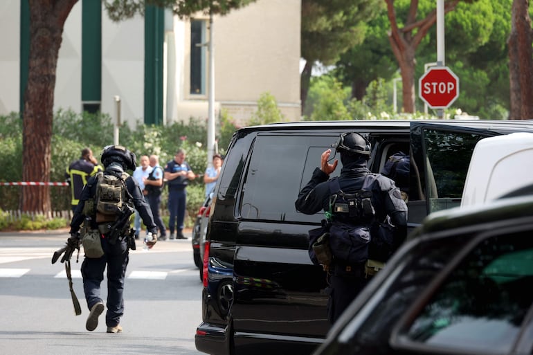 Policías fuera de la sinagiga atacada, este sábado en Le Grande Motte, Francia.