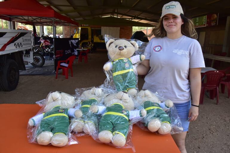 Crosspy, la mascota en miniatura de la modalidad de rally cross country, presente en el Desafío Chaco.