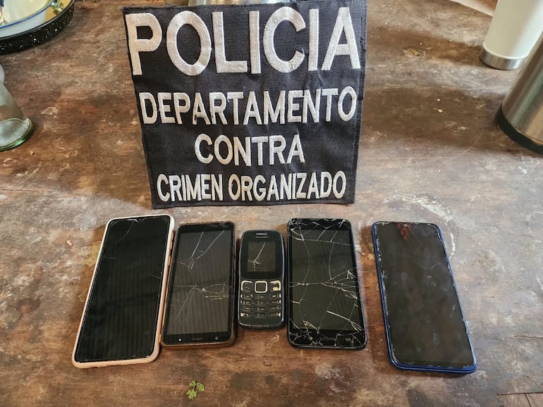 Cinco celulares fue incautado del local allanado.