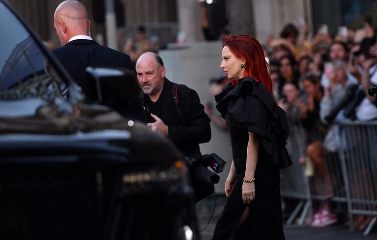 Así llegaba Lady Gaga al TCL Chinese Theatre en Hollywood, California. Sus fans enloquecieron al verla. (Chris DELMAS / AFP)