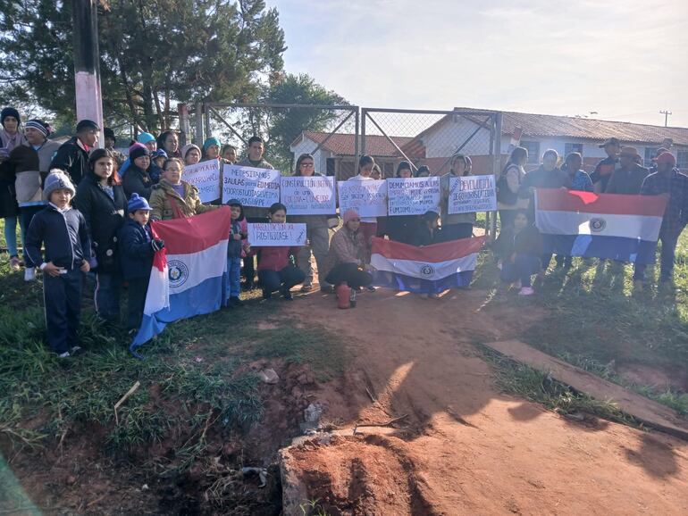 Familias de la escuela Tava Guaraní de Santa Rosa del Aguaray tomaron la institución educativa esta mañana.