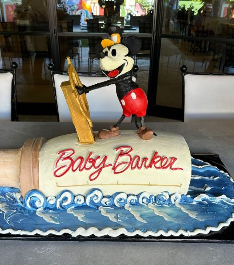 La torta de baby shower donde el protagonista fue Mickey Mouse.
(Captura de la historia de Instagram de Kourtney Kardashian)