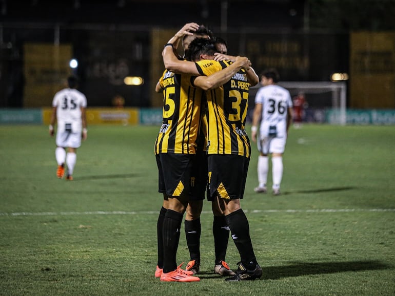 Los jugadores de Guaraní festejan un gol en el partido frente a Tacuary por la fecha 21 del torneo Clausura 2024 del fútbol paraguayo en el estadio Rogelio Silvino Livieres, en Asunción.