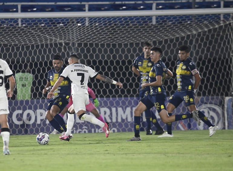 Hugo Fernández se dispone a impulsar el zurdazo para establecer el empate transitorio. Luego, el argentino Manuel Capasso se encargaría de inclinar la balanza a favor del Decano con su tanto.