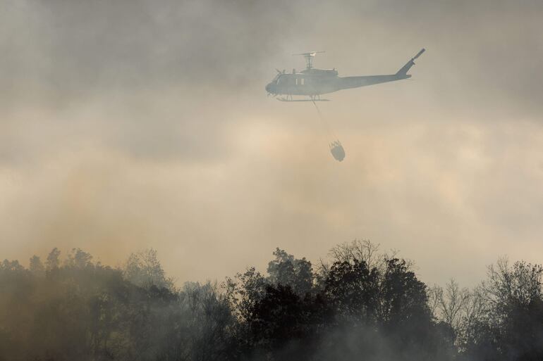 Un helicóptero lanza agua sobre un incendio forestal en Berlin, Connecticut (Estados Unidos), el pasado jueves.
