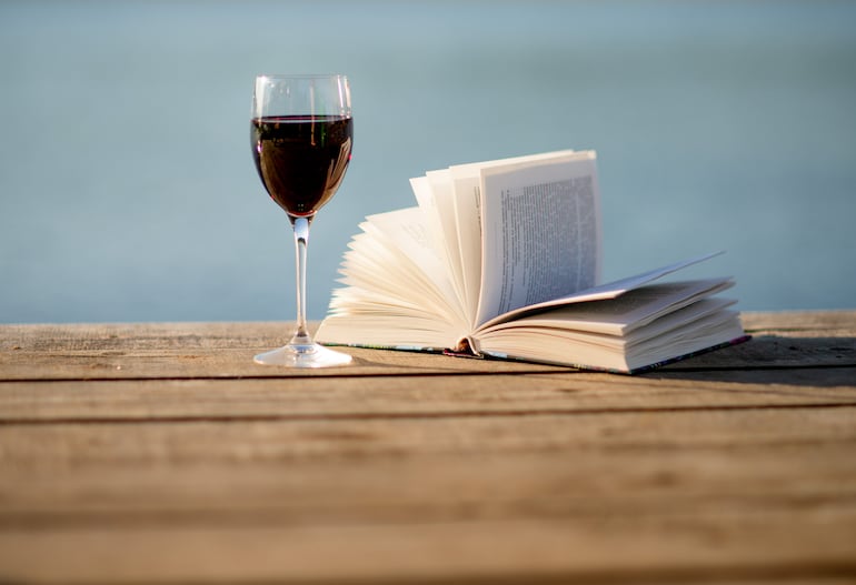 Lectura y vino.