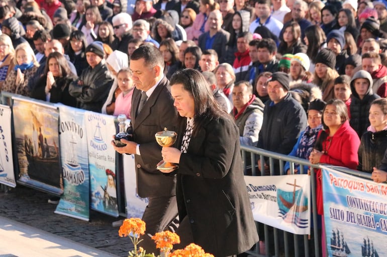 Como cada domingo numerosas familias acuden a rezar en la explanada de la Basílica de Caacupé.