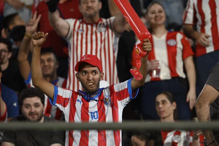 Los hinchas de Paraguay en la previa del partido frente a Argentina por las Eliminatorias Sudamericanas 2026 en el estadio Defensores del Chaco, en Asunción.