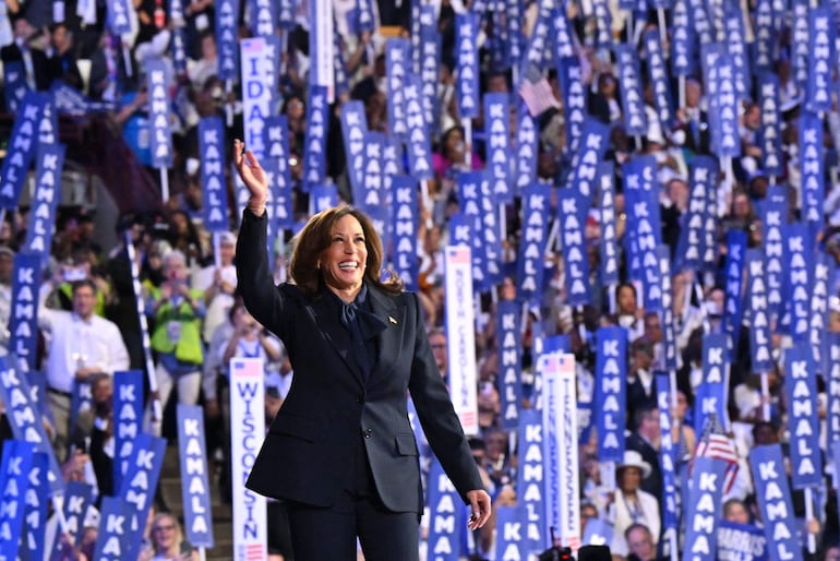 La vicepresidenta de los Estados Unidos y candidata presidencial demócrata de 2024, Kamala Harris, saluda cuando llega para hablar en el cuarto y último día de la Convención Nacional Demócrata (DNC) en el United Center en Chicago, Illinois.