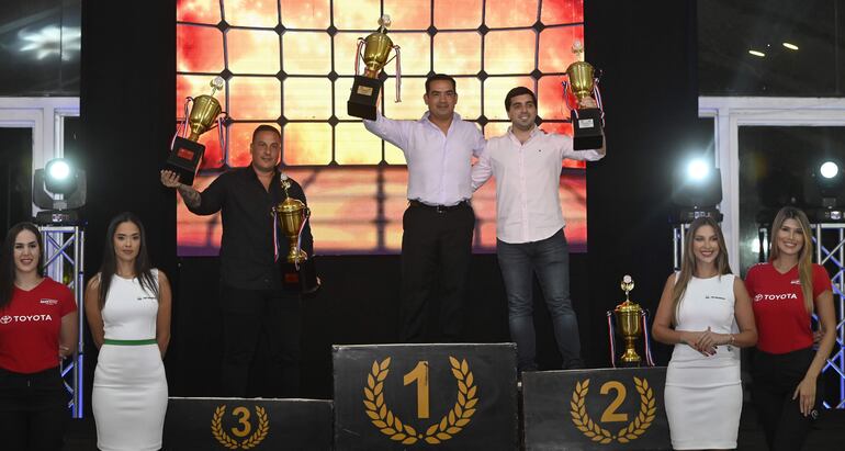 Germán Maune (centro), copiloto campeón 4x4 y de la clase RC2A.