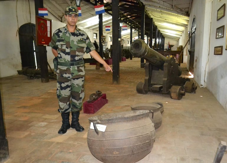 En el museo General Enrique Duarte Alder, instalado dentro del Comando de Ejército de la Artillería de Paraguarí, se pueden apreciar los vestigios de la guerra del Chaco.