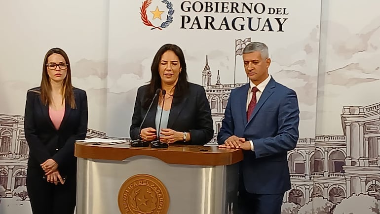 De izquieda a derecha: Paula Carro, vocera de la Presidencia de la República, Claudia Centurión, ministra de Obras Públicas y Félix Giménez, nuevo titular de la Agencia Nacional de Tránsito y Seguridad Vial.