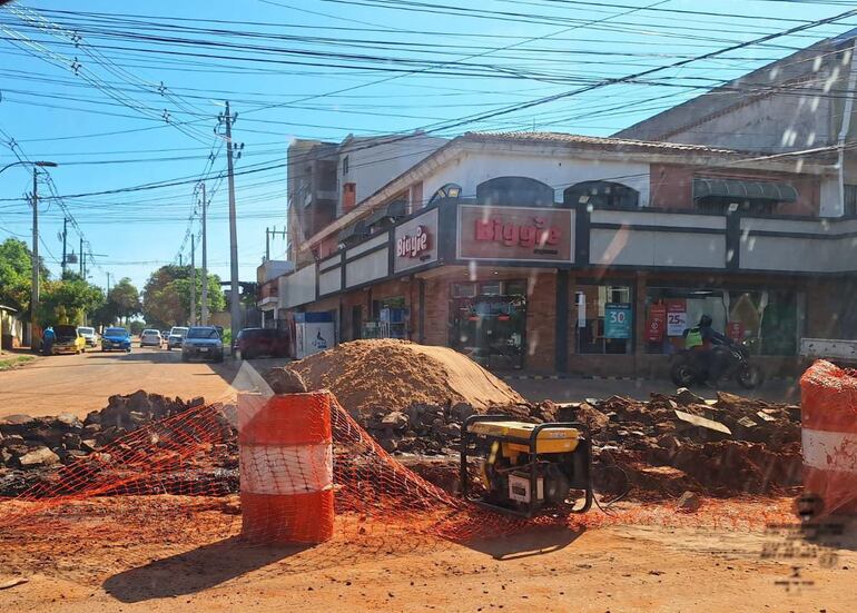 La Avda. Mcal. López se encuentra totalmente intransitable debido a los trabajos que aún siguen sin ser terminados.