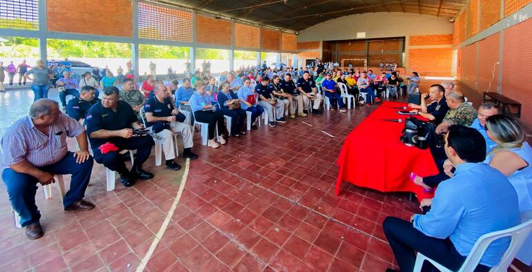 De la reunión realizada en el polideportivo de esta ciudad participaron distintas organizaciones, autoridades locales y la Policía Nacional.