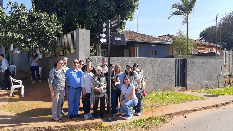 Familiares y amigos de Celestina Pérez de Almada posan ante el cartel de la nueva nomenclatura que lleva el nombre de la homenajeada.